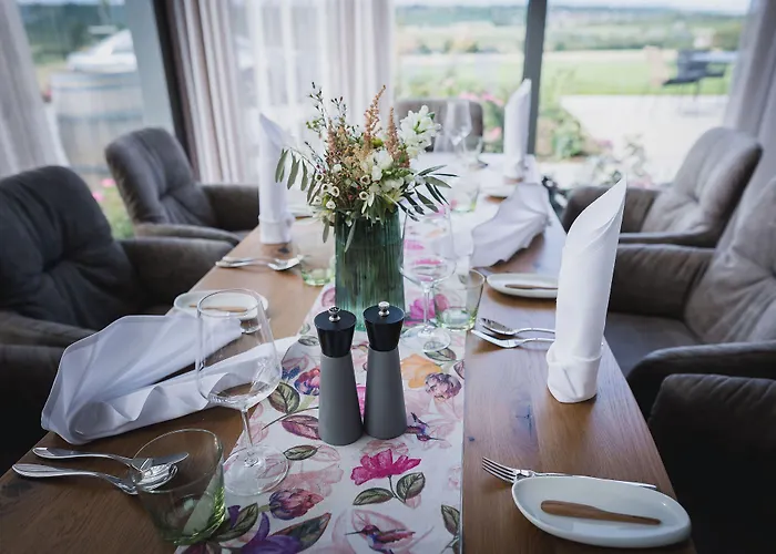 Weinzuhause Hotel-restaurant-vinothek מלון 4*